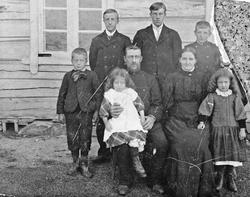 Familiebilde. Mathias og Maria Trondsgård.