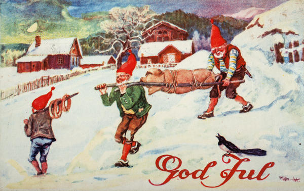 Julekort med bilde av tre nisser som bærer julemat; pølseringer og en hel gris, over snødekket bakke med gardshus i bakgrunnen. Påskriften "god jul" med rød løkkeskrift nederst til høyre.