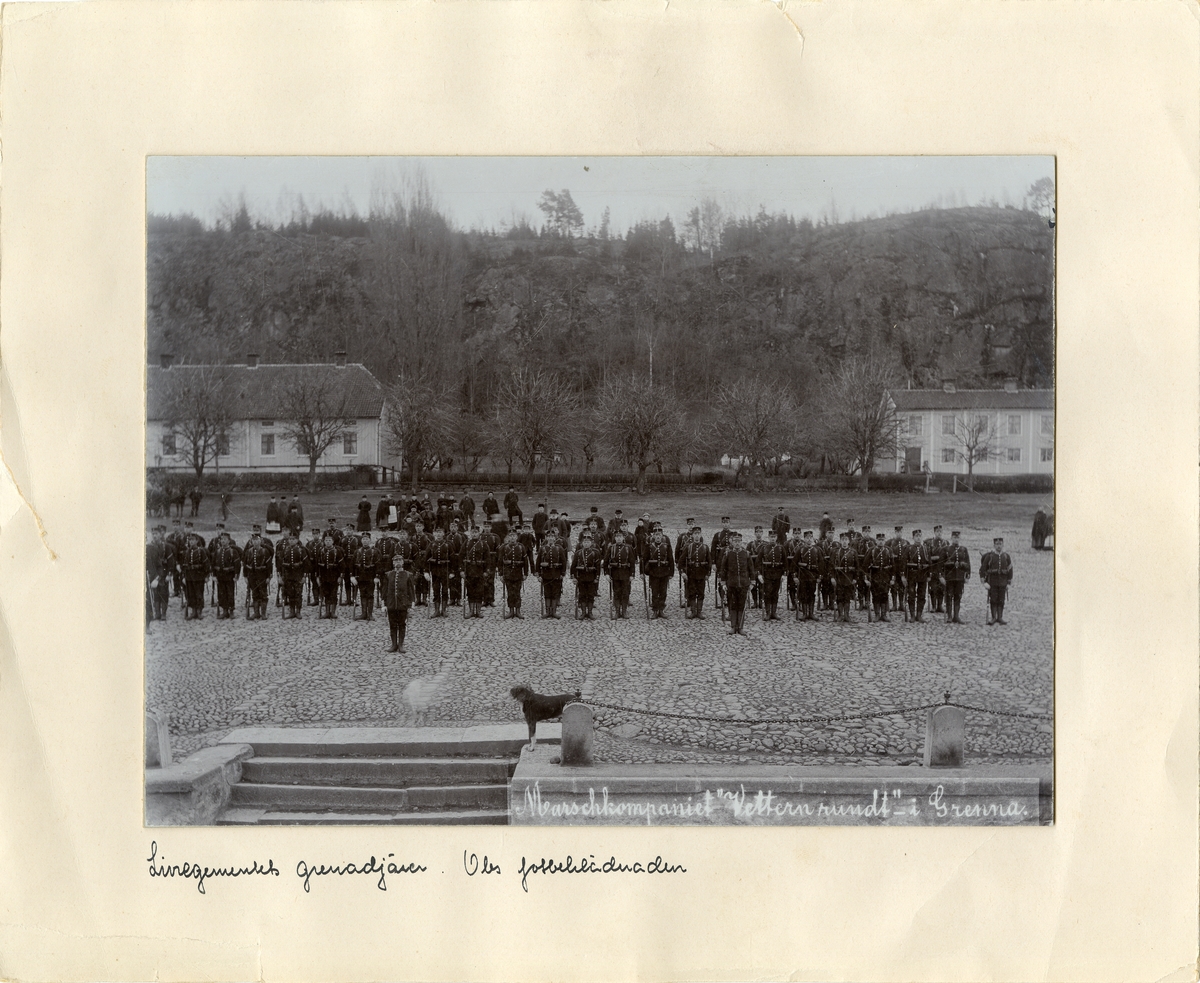 Livregementets grenadjärer I 3, marschkompaniet "Vätternrundan" i Gränna, 1900.