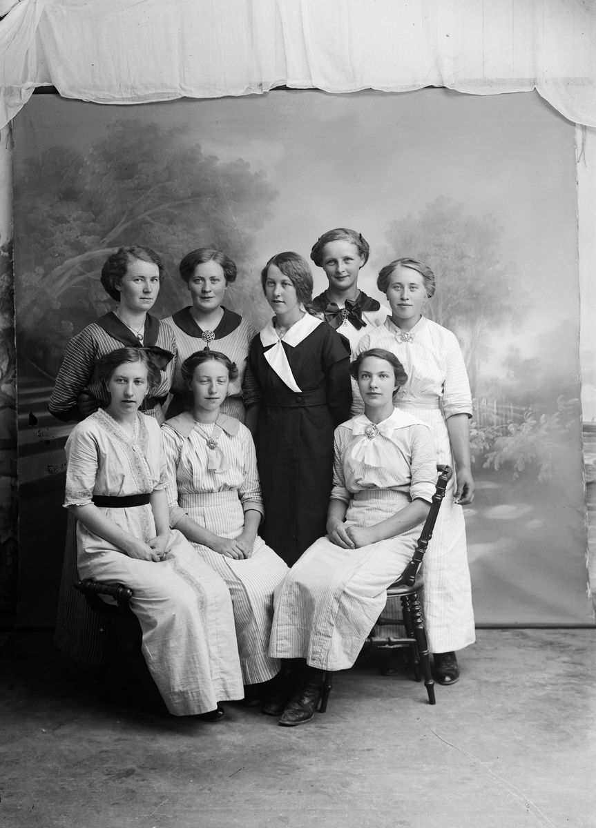 Tora Furuseths grup, 05.07.1914, åtte unge kvinner, Sigrid Furuseth i midten med mørk kjole