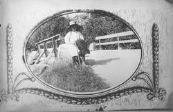 Berthe Moens pike på ei bru