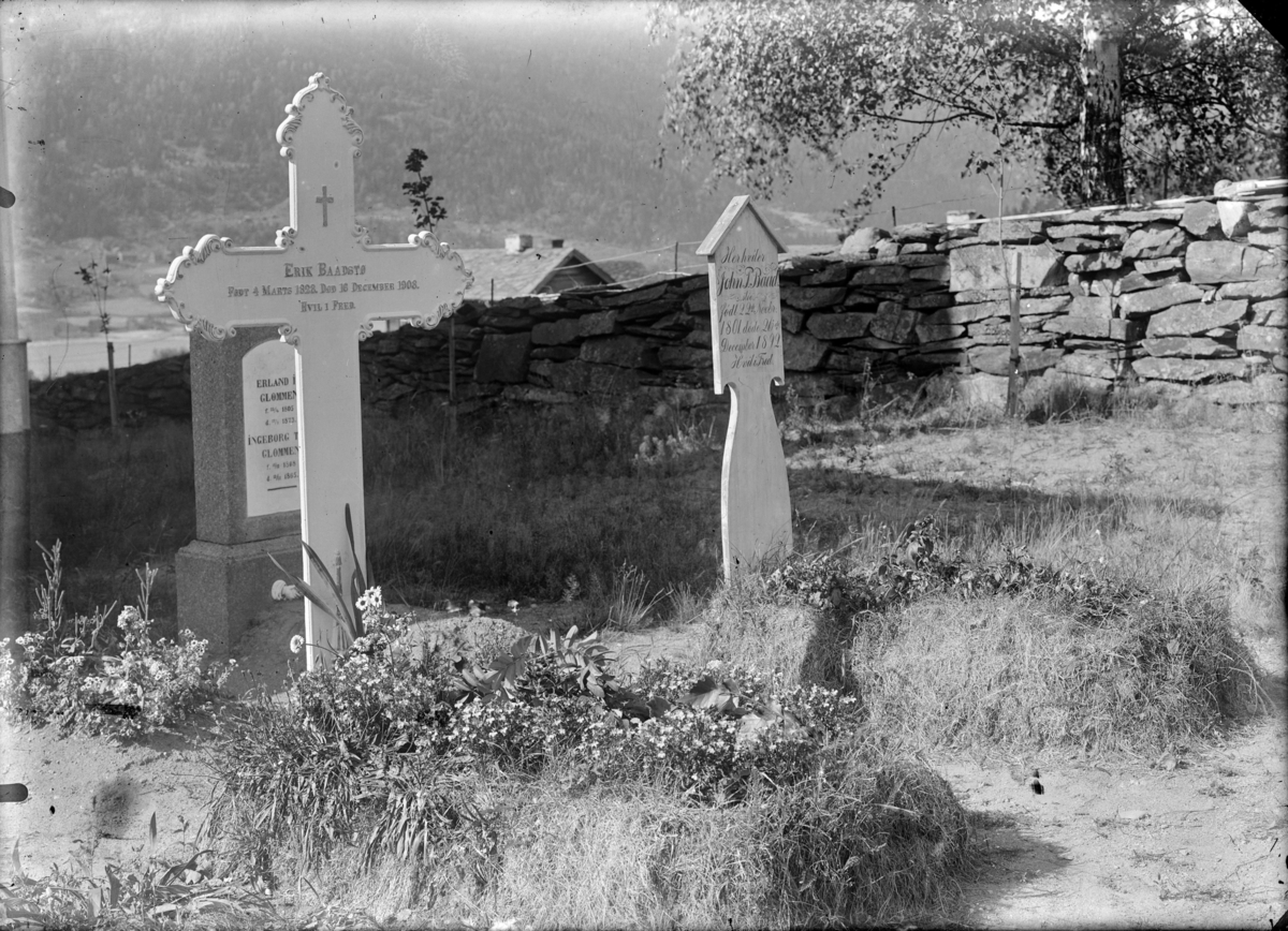 Gravstøtter på Tretten kirkegård (Erik Baadstø, John P. Baadstø)