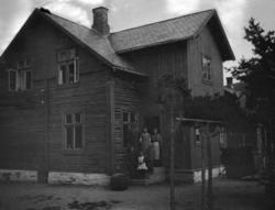 Gruppe på trappa tril Edvardsenhuset (Kolbu) ved Vålebru, Ri