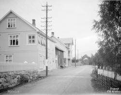 Nedregate, Vinstra ved stasjonen