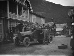 Bil med mange pasasjerer utenfor Grand Hotell, Otta.
