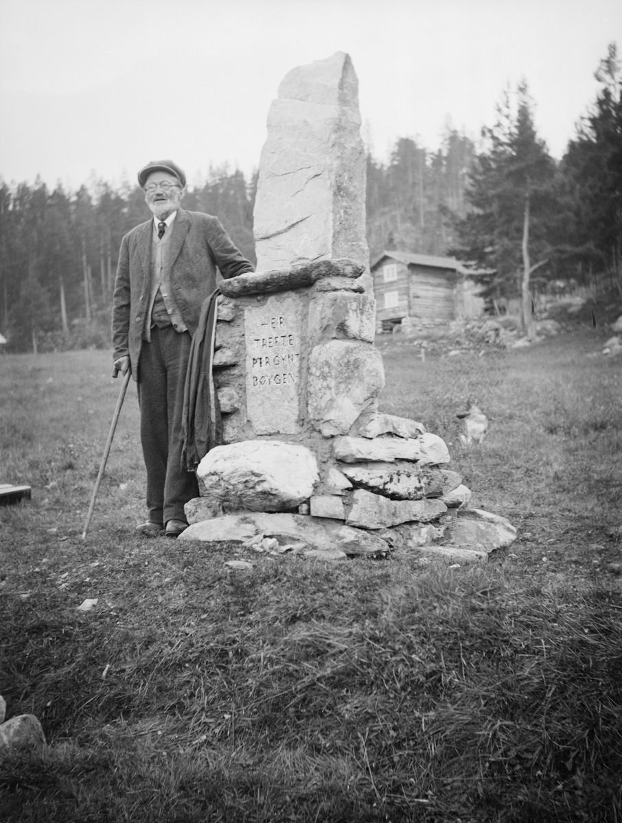 Den kjente fjellmannen Paul Stakston avduker Per Gynt minnestein som den gangen i 1936 sto ved Buvika, Atnsjøen, Hedmark.