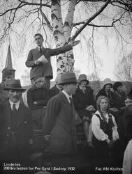 Linde står i folkemengden og leser "Prestens Tale" ved 200 å