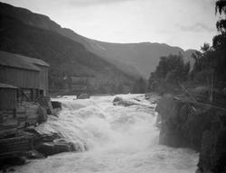 Prestfossen i Bøvra ved Fossbergom, Lom.