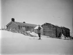 En mann på ski utenfor seter.