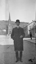 Mann nedenfor Bragernes kirke Drammen