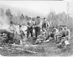 Repro: Rastende skogsarbeidere, 9 personer.