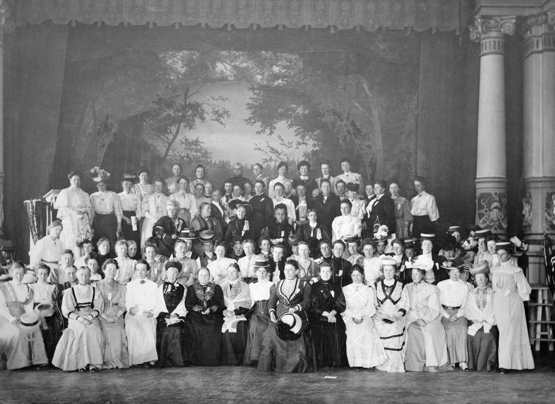 Repro: Forsamling av kvinner. Landskvinnestemmerettsforeningens møte i lillehammer  4-5.juli 1908