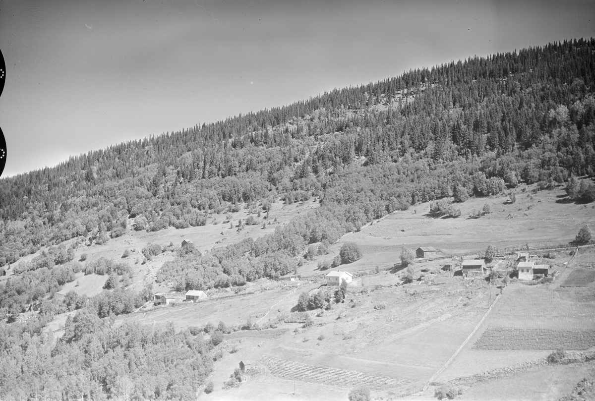 Hornsjøvegen i Øyer med Nordli til høyre og Bratli (Lykkja) til venstre ...