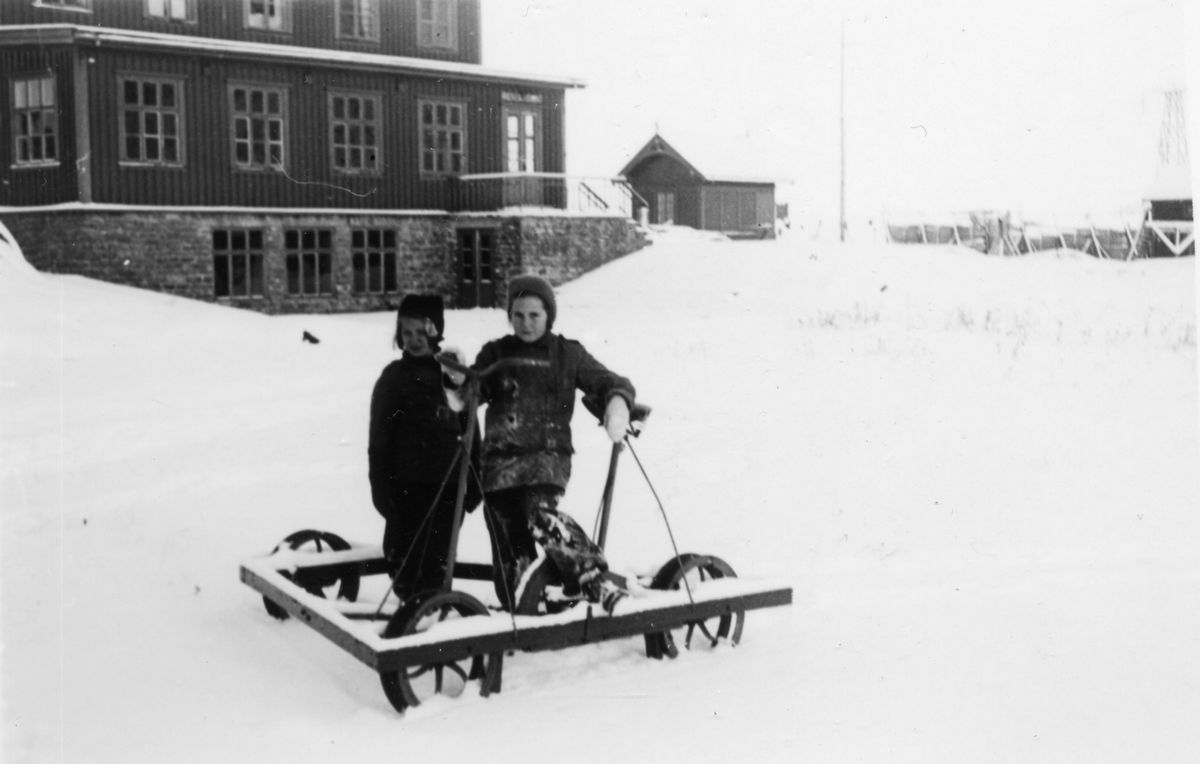 To barn på en hjuling foran Bjørnfjell Turiststasjon.