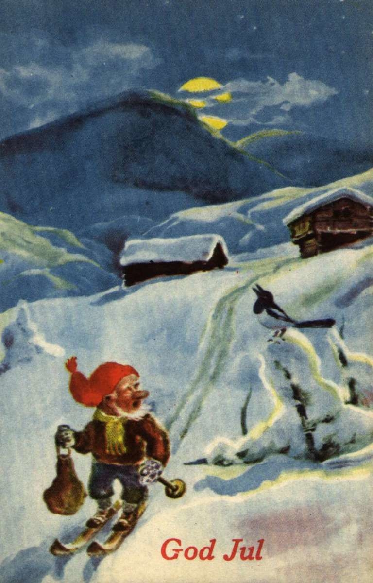 Julekort. Ubrukt. Vintermotiv. Måneskinn. En nisse på ski går med et knytte i hånden. Ei skjære ser på. I bakgrunnen et gårdsanlegg.