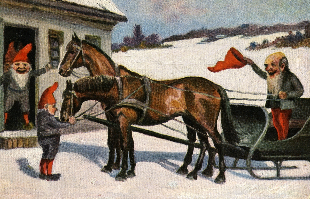 Julekort. Jule- og nyttårshilsen. Vinterlandskap. En nisse med hest og slede kommer til gards. Han svinger nisselua til to nisser som står i døren og tar imot. En nisse tar seg av hestene.  Poststempel 22.12.1907.