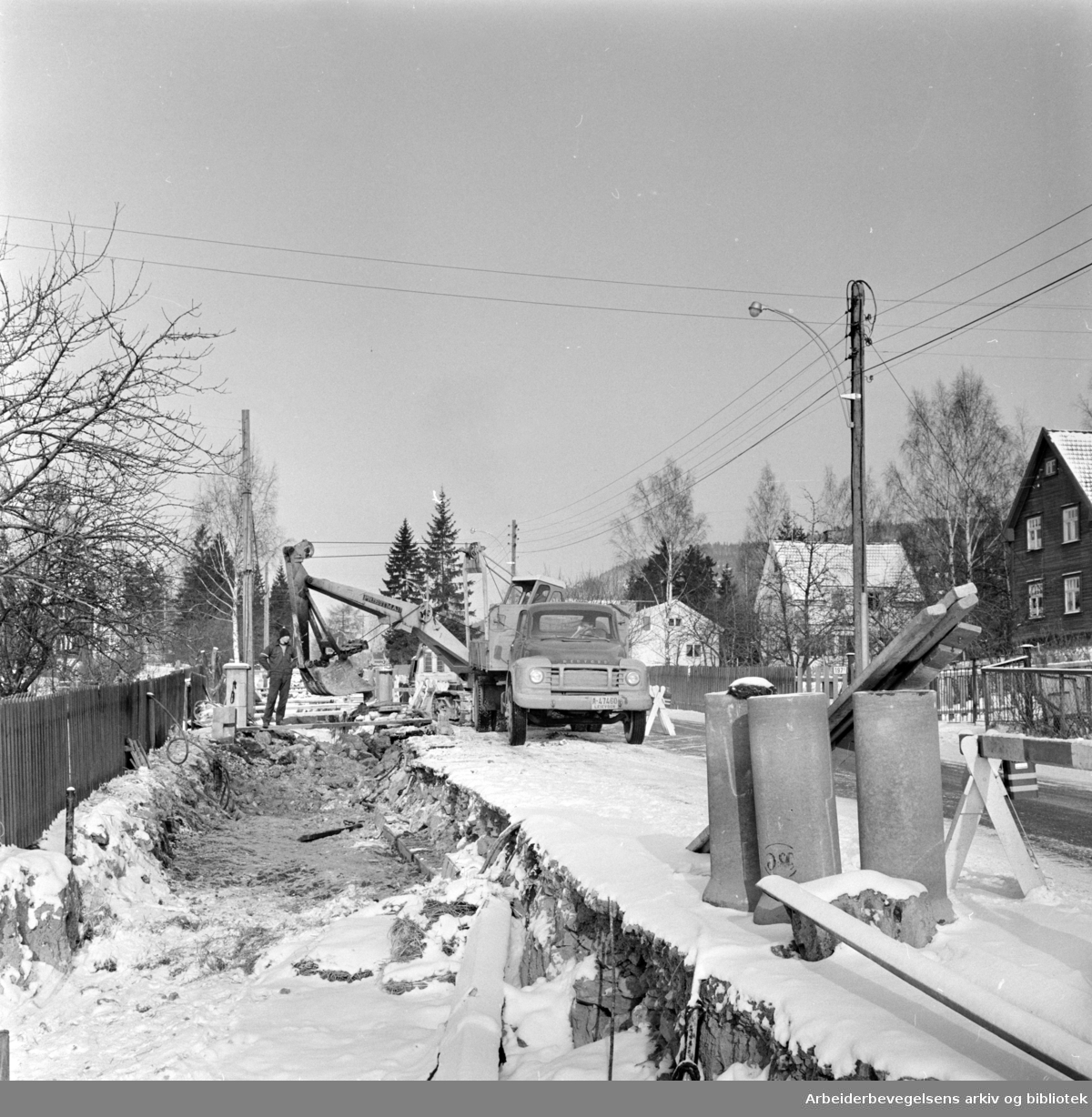 Sørkedalsveien. Vann og avløpsledninger legges ned i forbindelse med utvidelse av veien. Februar 1964
