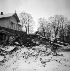 Sørligata 60. Gravearbeide under huset. Januar 1955