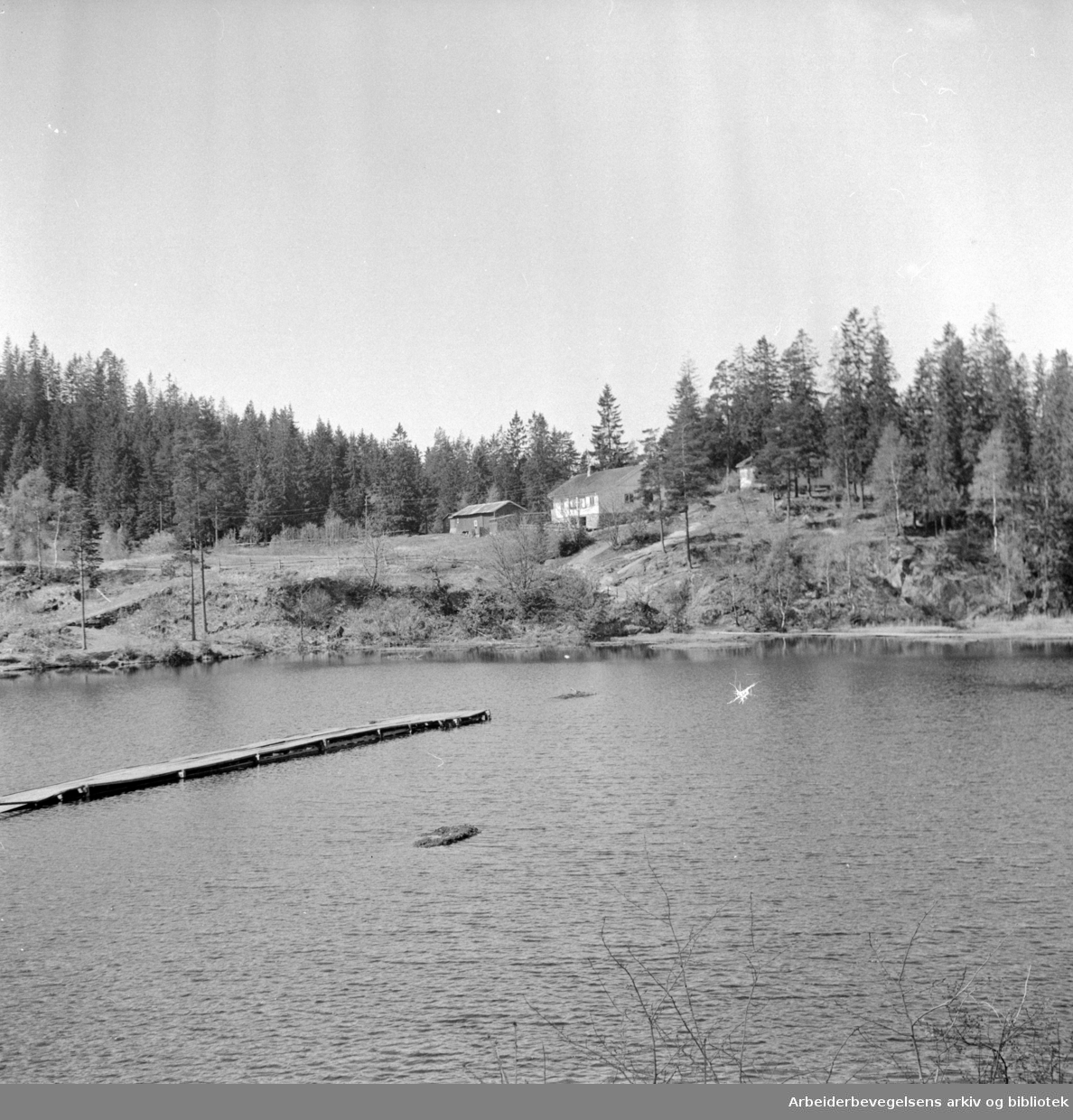 Trollvannet og Trollvannstua: Juni 1957.