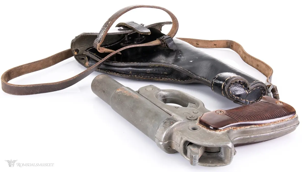 Sylindrisk glattboret løp som åpnes med en fjæret knapp festet på siden av pistolen. Spennbar hane, avtrekker og skjeftet med påskrudd tregrep med riller. Lærstropp følger med. Sort lærhylster med beltefeste, lukkestropp og rom for en ekstra patron følger med.