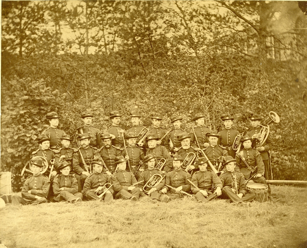 Gruppebilde av Trondheim Brigades Musikkorps med Mathias Olsen Alstad.

Navn på baksiden av bildet som identifiserer alle.

Gravråk juli 1881.