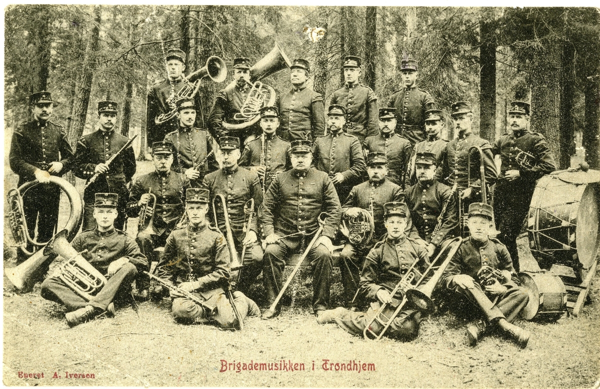 Trh. Brig Musikkorps oppstilt i skog.
