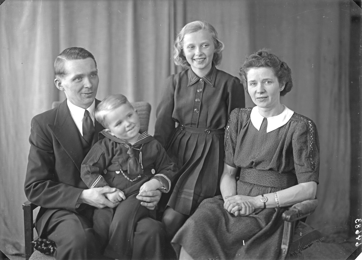 Portrett. Familiegruppe på fire. Ung mann, ung kvinne , pike og ung gutt. Bestilt av Harald Pedersen. Sørhaugt. 207.