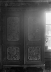 Rikard Berges fotoarkiv. Interiør, skap. Lunde. Olav Goghil?