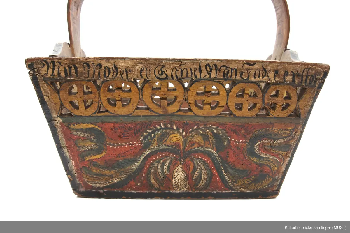 Firkantet kurv i tre med håndtak og dekorasjon.