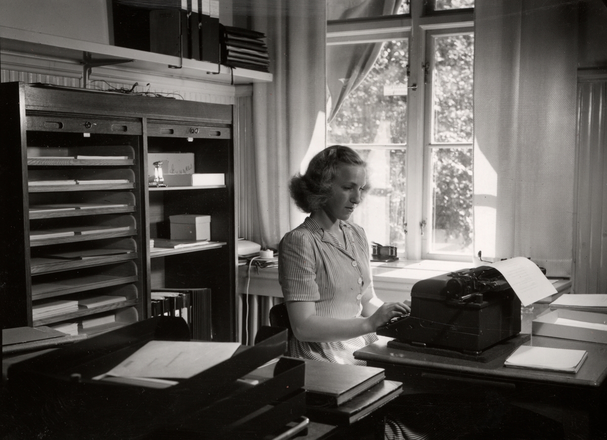 Kvinna vid skrivmaskin. Nora Tändrörsfabrik.