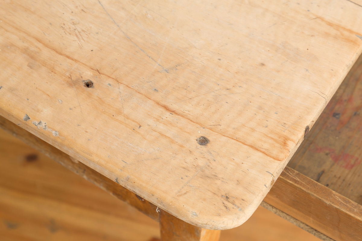 Spisebord med skuff. Satt sammen av 4 bordplater. Manglet lås og nøkkel. Lakkerte ben.