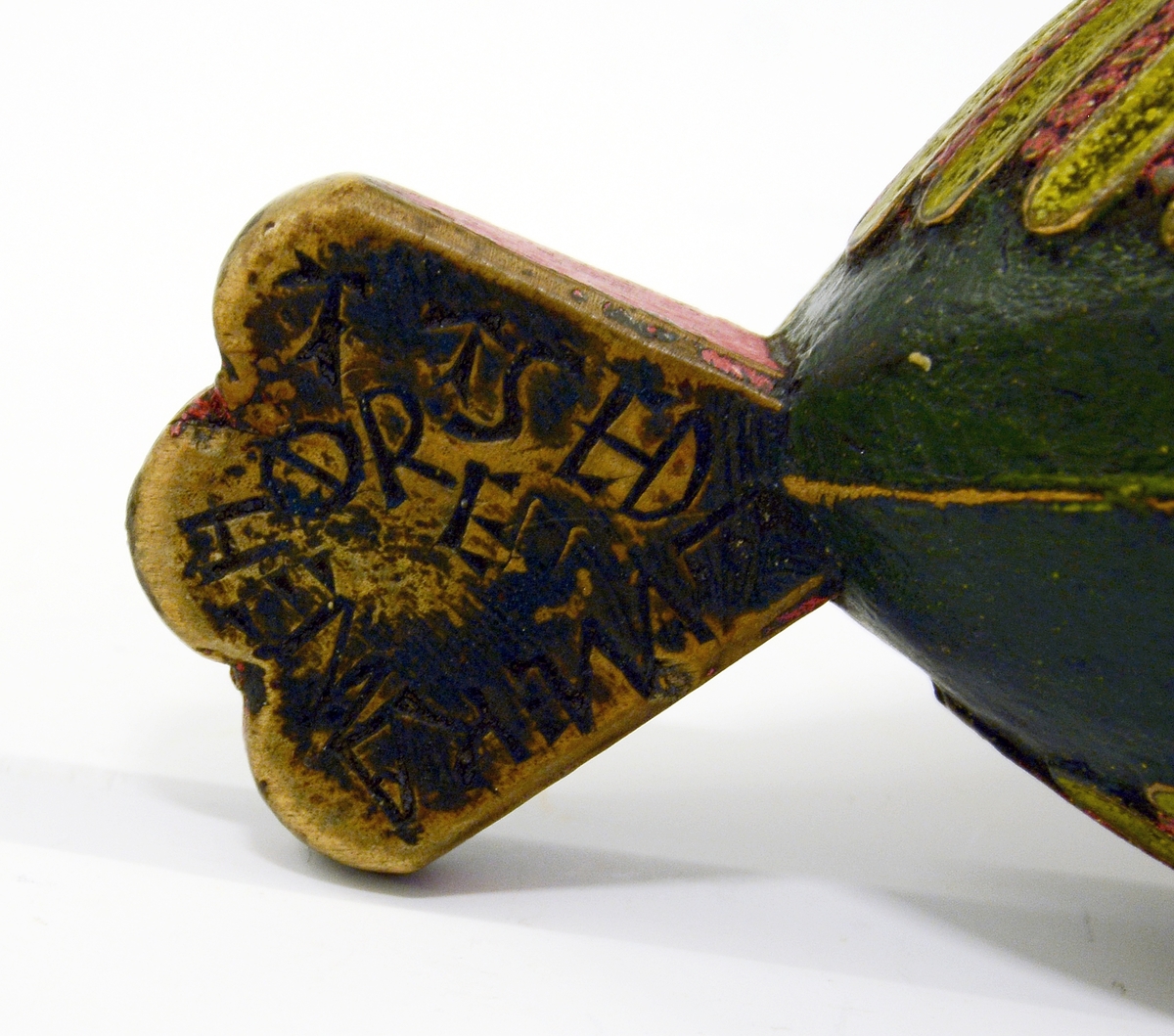 Ølhøne, mangler hode. Fra protokollen: Ølhøne (eiskildskop), fint utskaaret med vifteformete ornamenter.