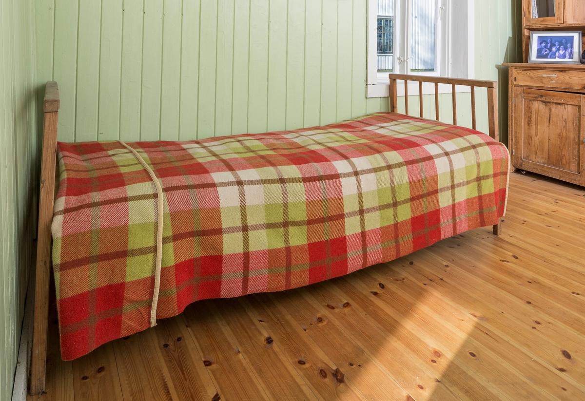 Sengeramme med sangegavler bestående av staver. Ubehandlet tre. Avstivere i metall. Nettingbunn.