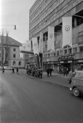 Samfunnshuset med bannere. 1964