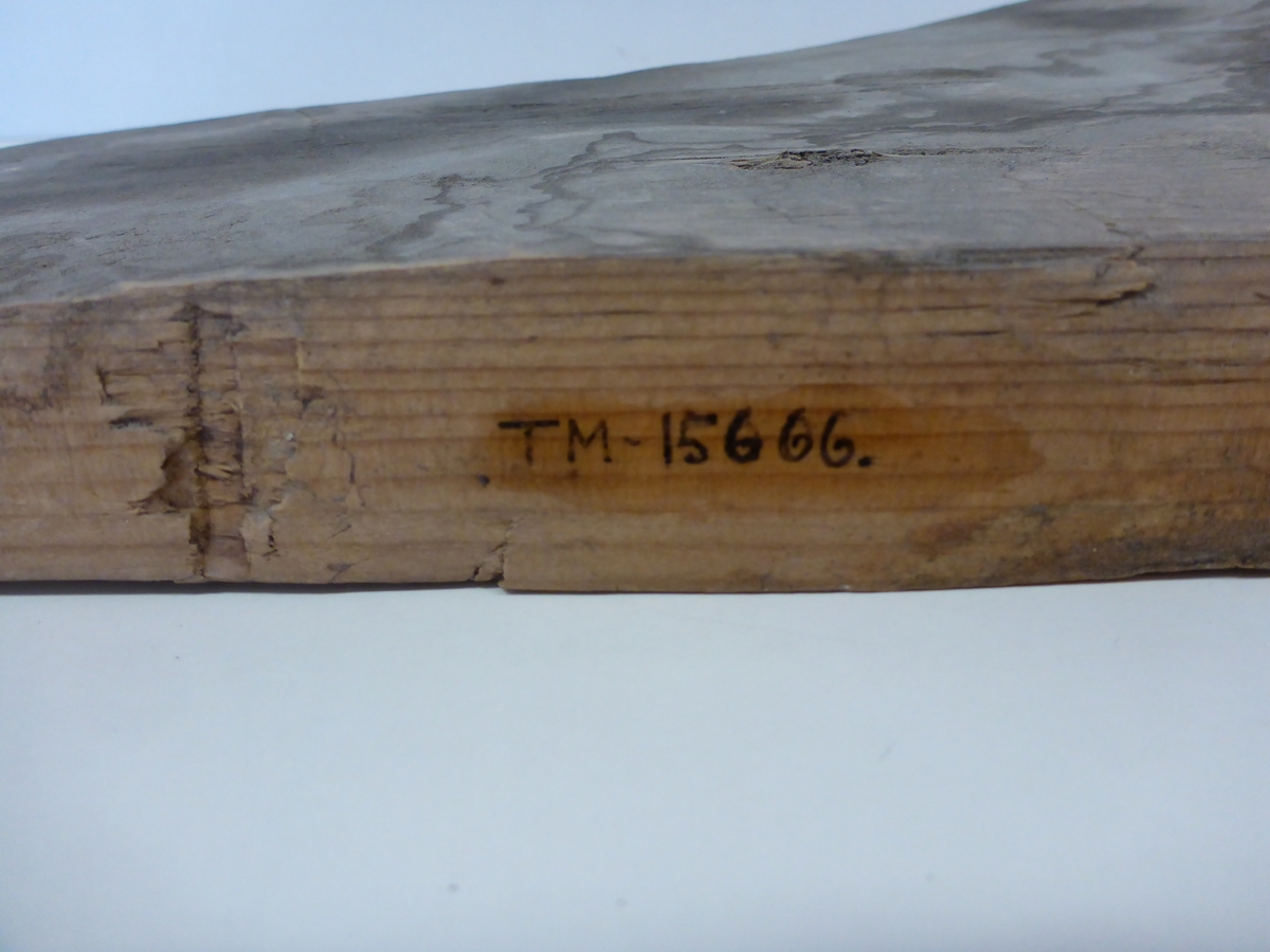 Den er kløvet ut av en kubbe. Emneveden er tatt ut så åringsstrukturen går på tvers av sponas bredderetning. Den har teljet overflate, og den har spor etter øks.