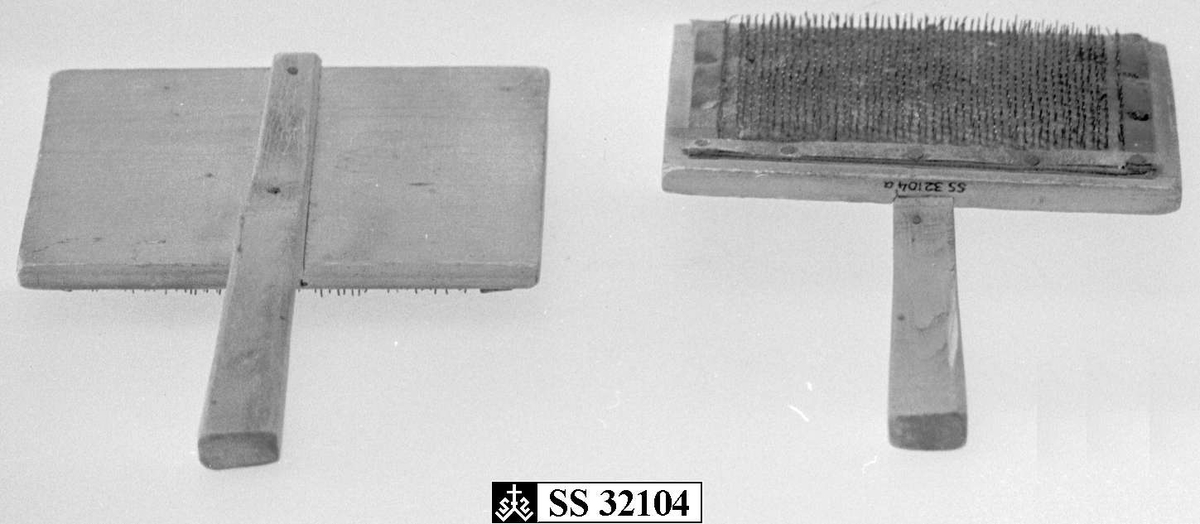 To treplater hvor innsiden av begge platene er dekket av  en skinnduk med tettsittende nåler. Begge treplatene har håndtak.