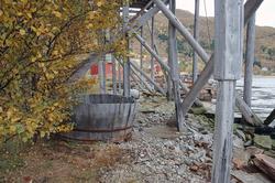 Våtvik. Sandhornøy. Nothjell med pelekonstruksjon og underla