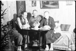 Sigurd Røisli med svigerforeldrene Hilda Marie og Peder Anto