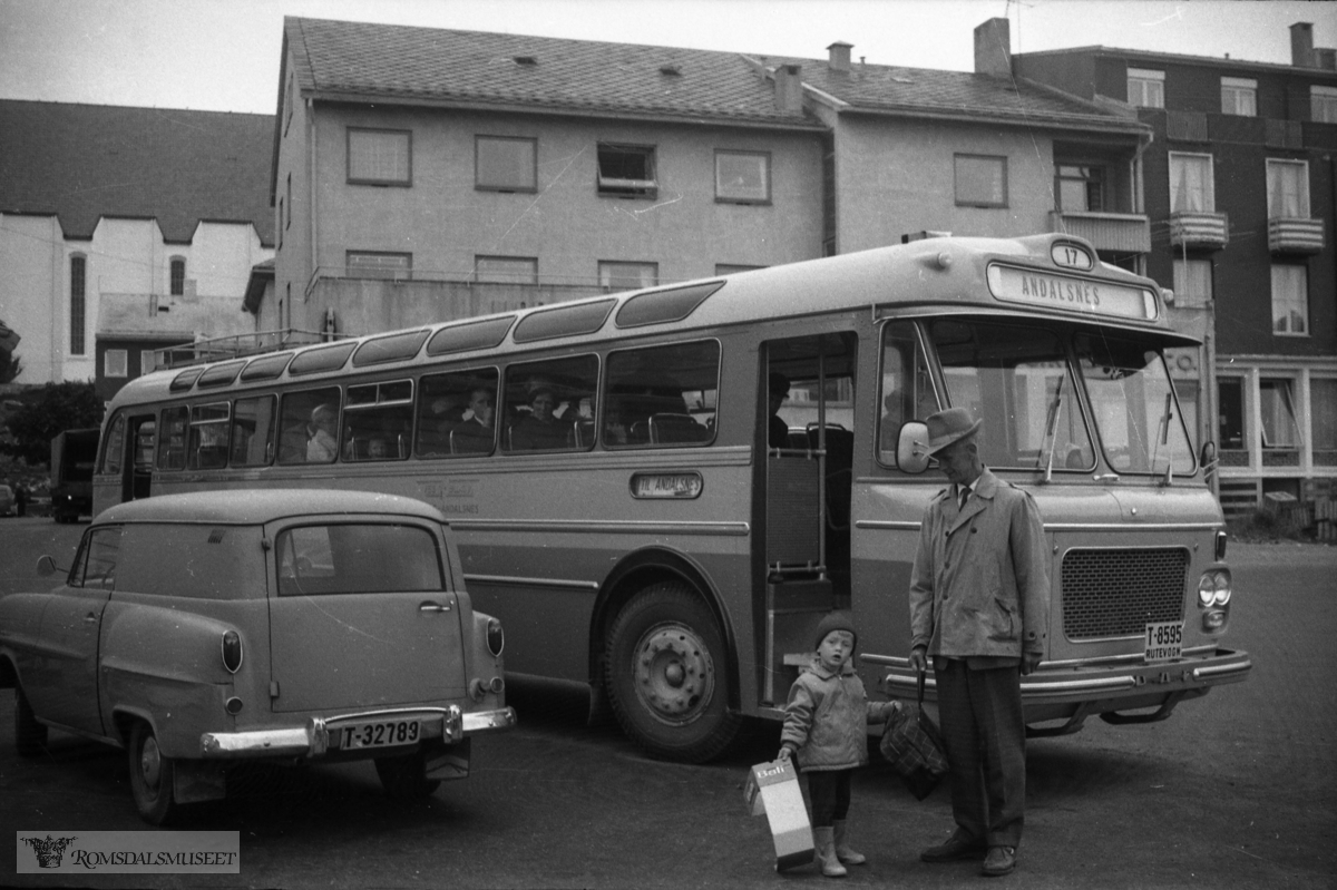 "august 1965"."Pål og eg til Røvika".Bussen i bakgrunnen tilhørte Veøy Billag. Den var registrert T-8595. Det var en DAF TB160, 1964-modell, med karosseri påbygd ved Arna Bruk. Den hadde 46 sitteplasser. Bussen gikk i mange år i ruter Molde-Åndalsnes, seinere i skoleruter. Etter at den var ferdig i rutetrafikk ble den solgt og ombygd til campingbuss. Den var registrert helt til 2006..T-32783 er en Opel Olympia 1953-57, varebilversjon av Rekord.