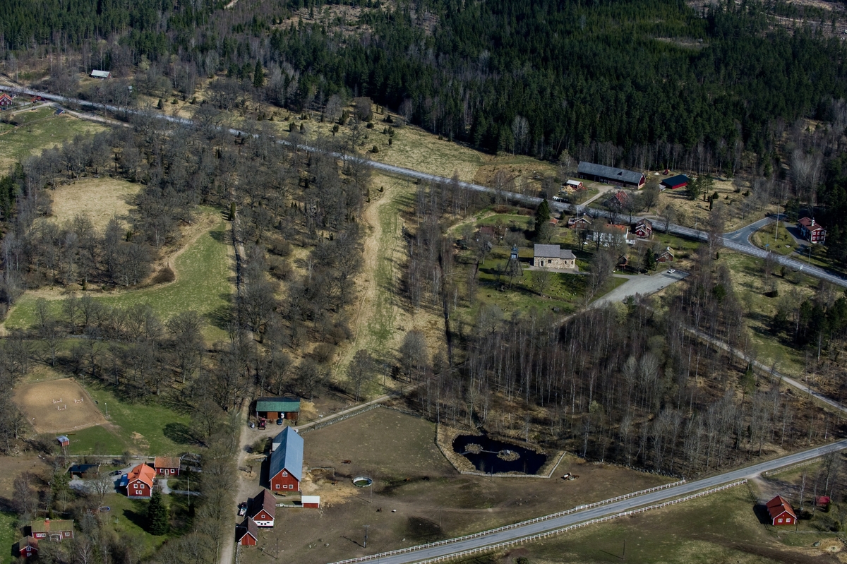 Flygfoto över Hjälmseryds gamla kyrka i Sävsjö kommun.