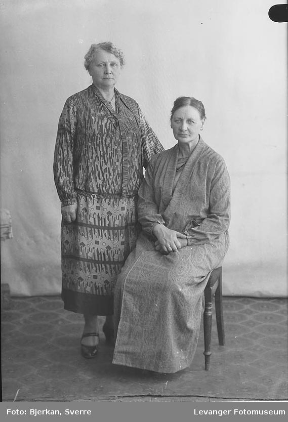 Portrett av to kvinner. den ene heter Helene kongshaug den andre er hennes søster navn ukjent