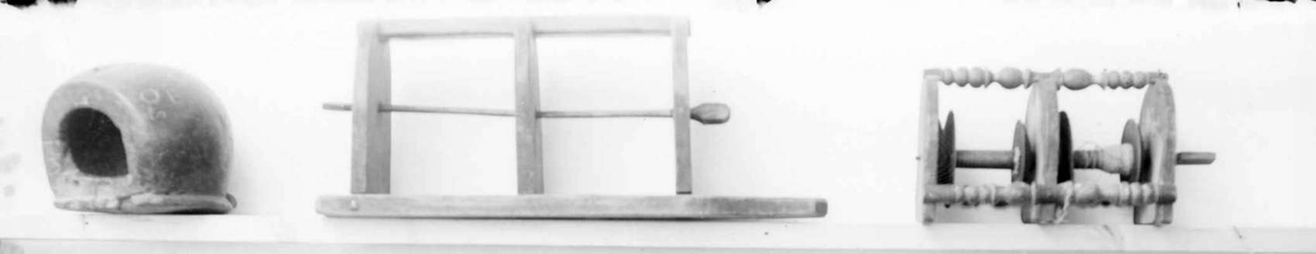 Snellestol med plass til to sneller. Tre hyller er festet sammen med tre dreide stolper, snellene festes på en metallstang som går gjennom hyllene. Hyllene er avrundet foran og rett bak. Snellestolen kan festes på veggen.