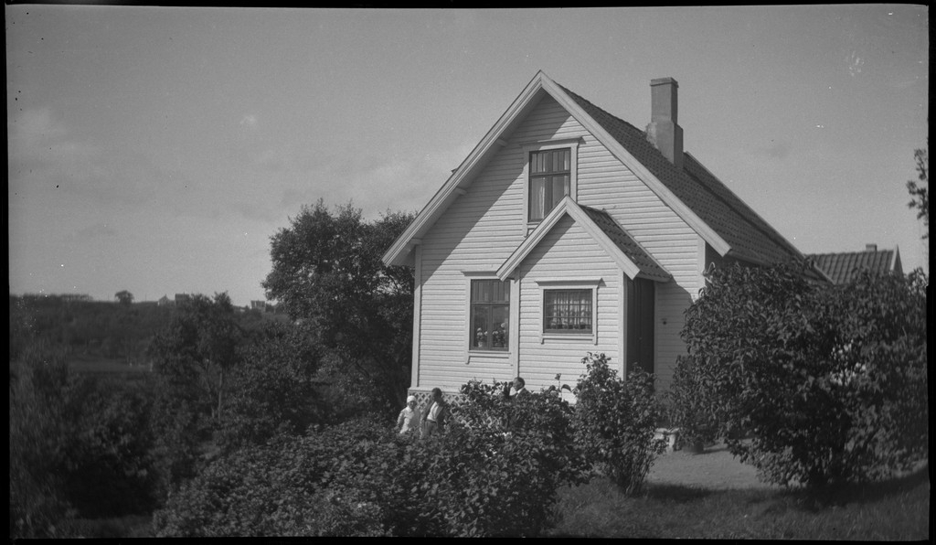 Fotografen Finn Johannessen og en gutt på tur med robåt og bilder fra huset til Lindtner. Frida Johannessen, mor til fotografen, holder en baby på det siste bildet.