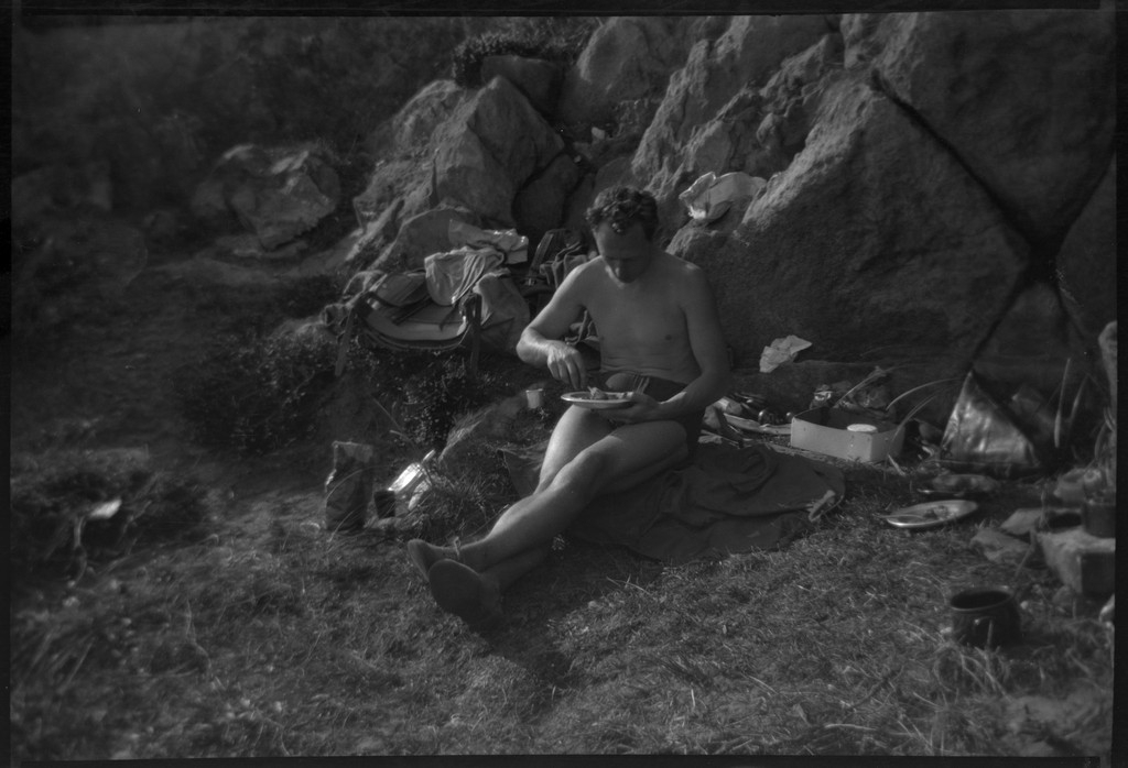 Annie Kamsrud og Finn Johannessen ved stranda ved Vigdel i Sola. En bil og en buss har skrapet borti hverandre.