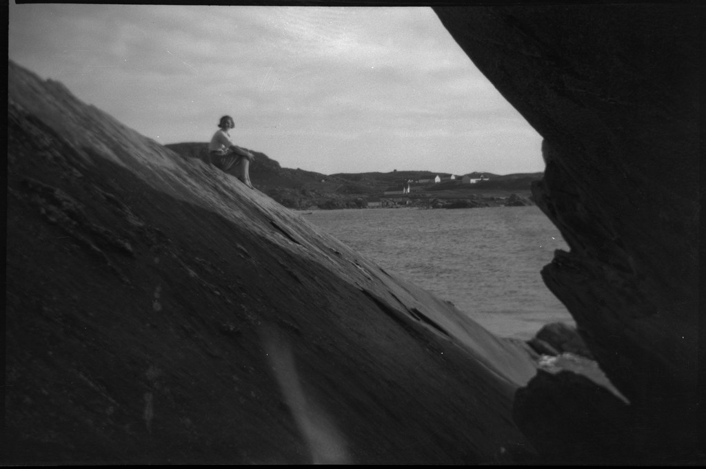 Annie Kamsrud og Finn Johannessen ved stranda ved Vigdel i Sola. En bil og en buss har skrapet borti hverandre.
