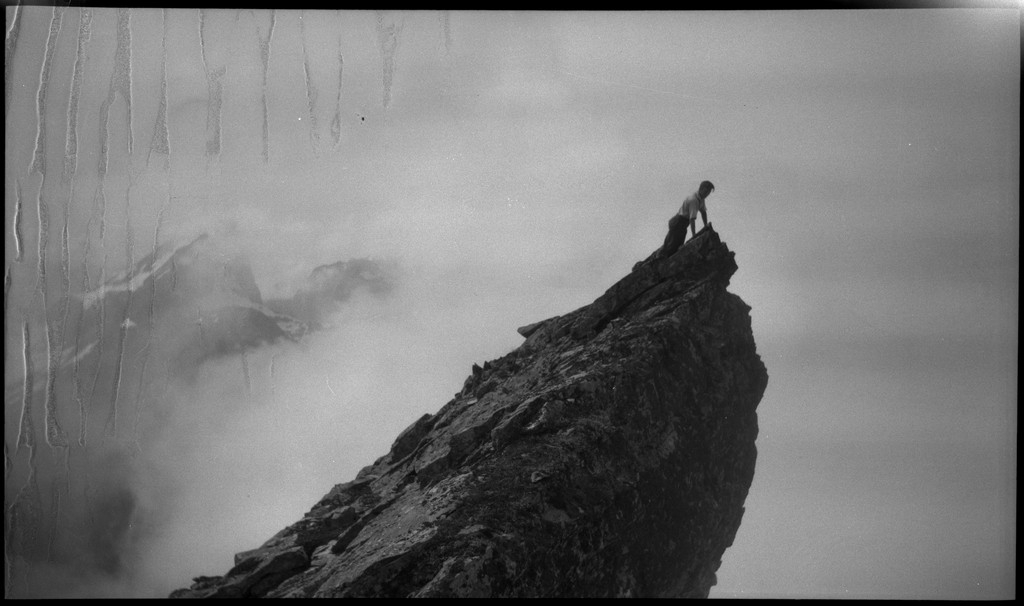 Per og Alf Årseth og Finn Johannessen på sykkeltur i Sogn og Fjordane og Møre og Romsdal. Det er bilder fra fjellturer og -topper, fra fjorder og fjell, bygder og byen Ålesund.
Bilde nr. 2 er av Skodjebrua i Skodje. Bilde nr. 3 er av Kolåstind i Standal, med Sylen og Fingeren til høyre. Bilde nr. 9 er fra Kongens gate i Ålesund. Bilde nr. 11 er tatt over Hjørundfjorden med Langenestinden og Store Standal på motsatt side. Bilde nr. 20-21 er fra Ålesund.