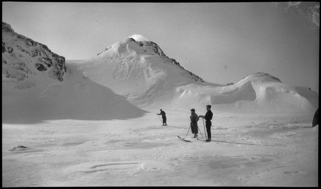 Lindtner, Oscar Johnsen, Malde og Håvarstein på skitur i Madlandshei. Det er bilder fra turvennene ved ei åpen bu sammen med flere andre, og fra skituren i heiene.