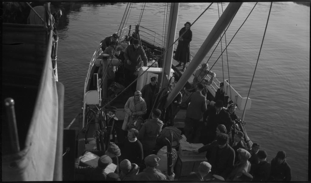 Lindtner, Oscar Johnsen, Malde, Håvarstein og Jan på skitur fra Fjellberg i Suldal. Bilde nr. 3, 4, 6 og 7 er fra båten de har tatt inover. Båten har møtt passasjerbåten "M/S Saudafjord" midt på fjorden og utvekslet varer og folk. Det er også bilder fra et lite gårdsbruk, antageligvis Fjellberg i Suldal og fra skituren. På noen av bildene er det også noen unge kvinner med. På bilde nr. 11 er Finn Johannessen med.