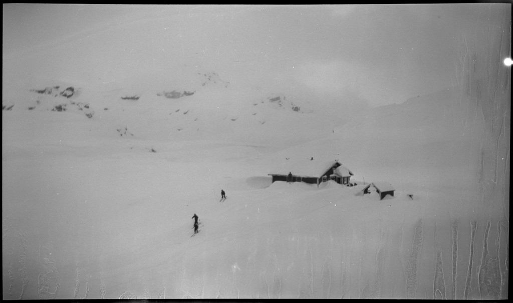 En vennegjeng på skitur i Suldal i vekslende vær. De er innom flere støler og overnattingshytter, bl.a. turistforeningshytta i Stranddalen. Noen ganger er klærne deres hvite av snø. Det er mye snø i fjellet og de må grave seg inn til hyttene. I den ene hytta lytter de til radio og studerer et gevær. Bilde nr. 6 viser en som smører skiene sine.