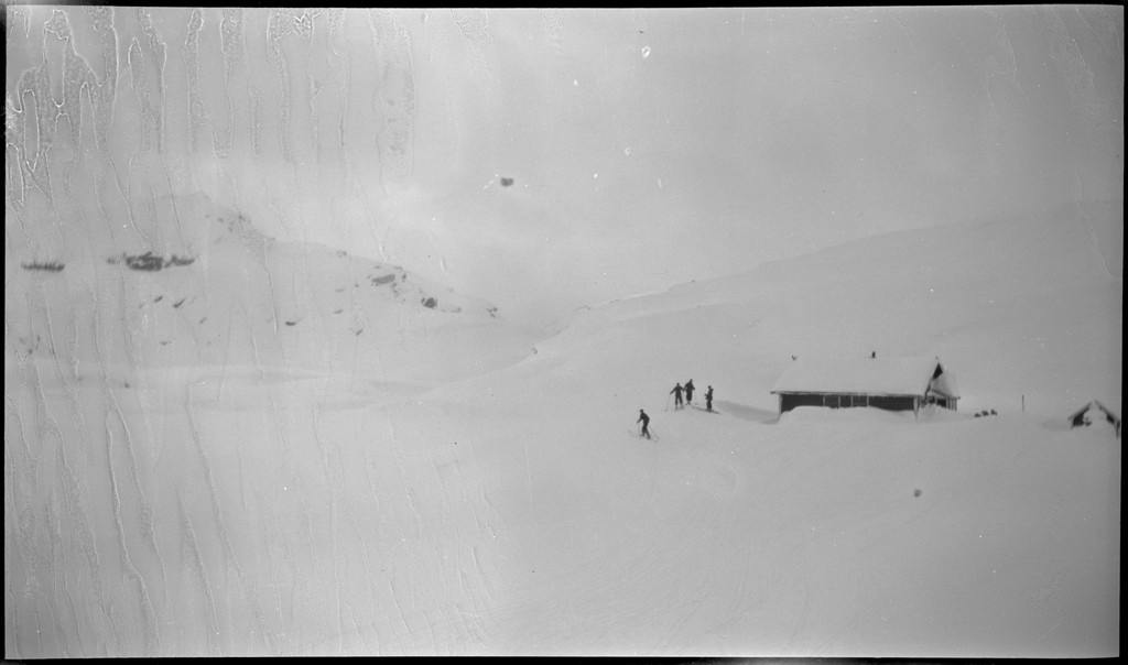 En vennegjeng på skitur i Suldal i vekslende vær. De er innom flere støler og overnattingshytter, bl.a. turistforeningshytta i Stranddalen. Noen ganger er klærne deres hvite av snø. Det er mye snø i fjellet og de må grave seg inn til hyttene. I den ene hytta lytter de til radio og studerer et gevær. Bilde nr. 6 viser en som smører skiene sine.